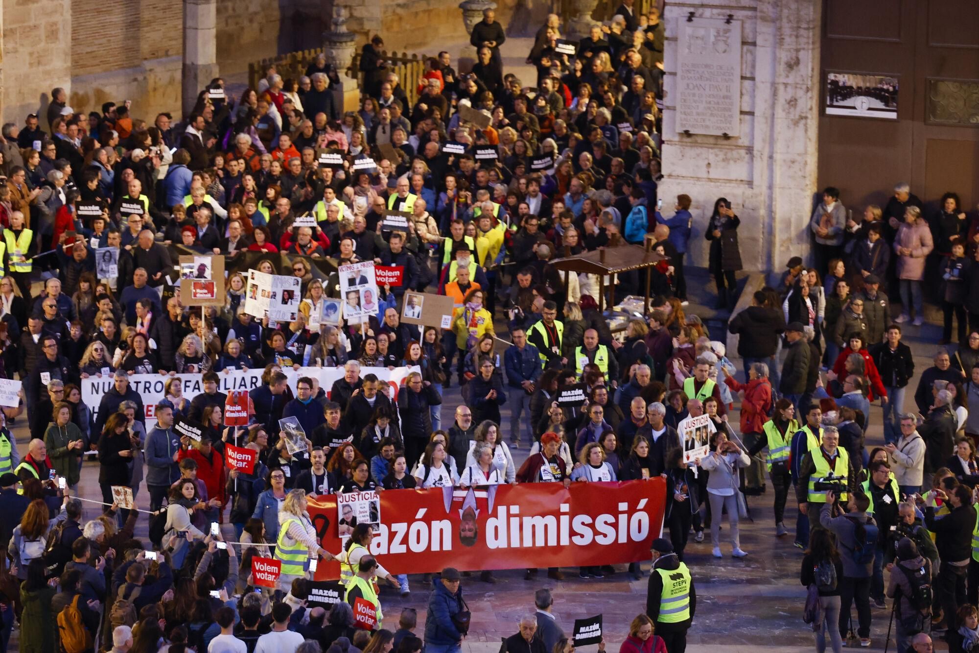 VALENCIA, 29/03/2025.- Sexta manifestación en la ciudad de València para reclamar la dimisión del president de la Generalitat Valenciana, Carlos Mazón, por su gestión de la dana del pasado 29 de octubre, este sábado, día en que se cumplen cinco meses de la catástrofe. EFE/ Ana Escobar