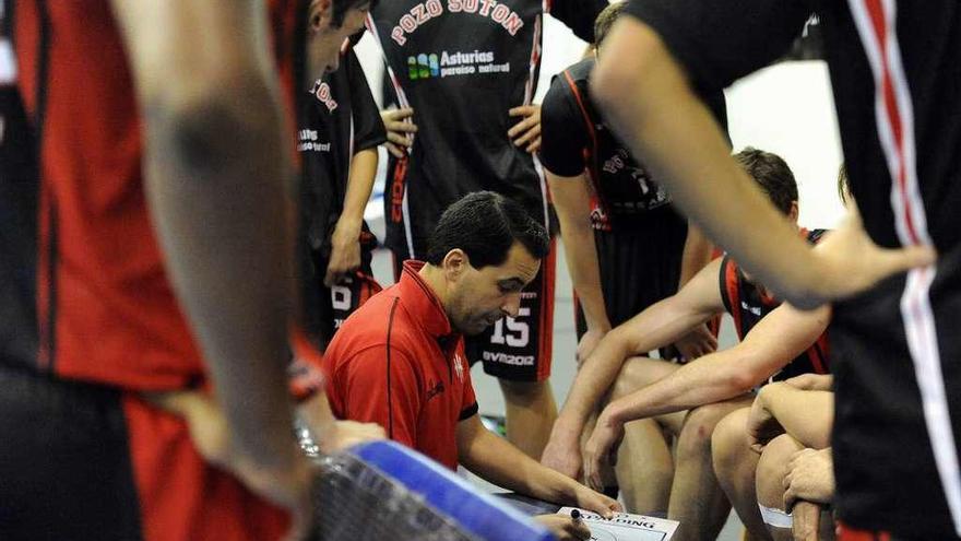 Guillermo Arenas da instrucciones a sus jugadores en el choque ante Fundación Baloncesto León.
