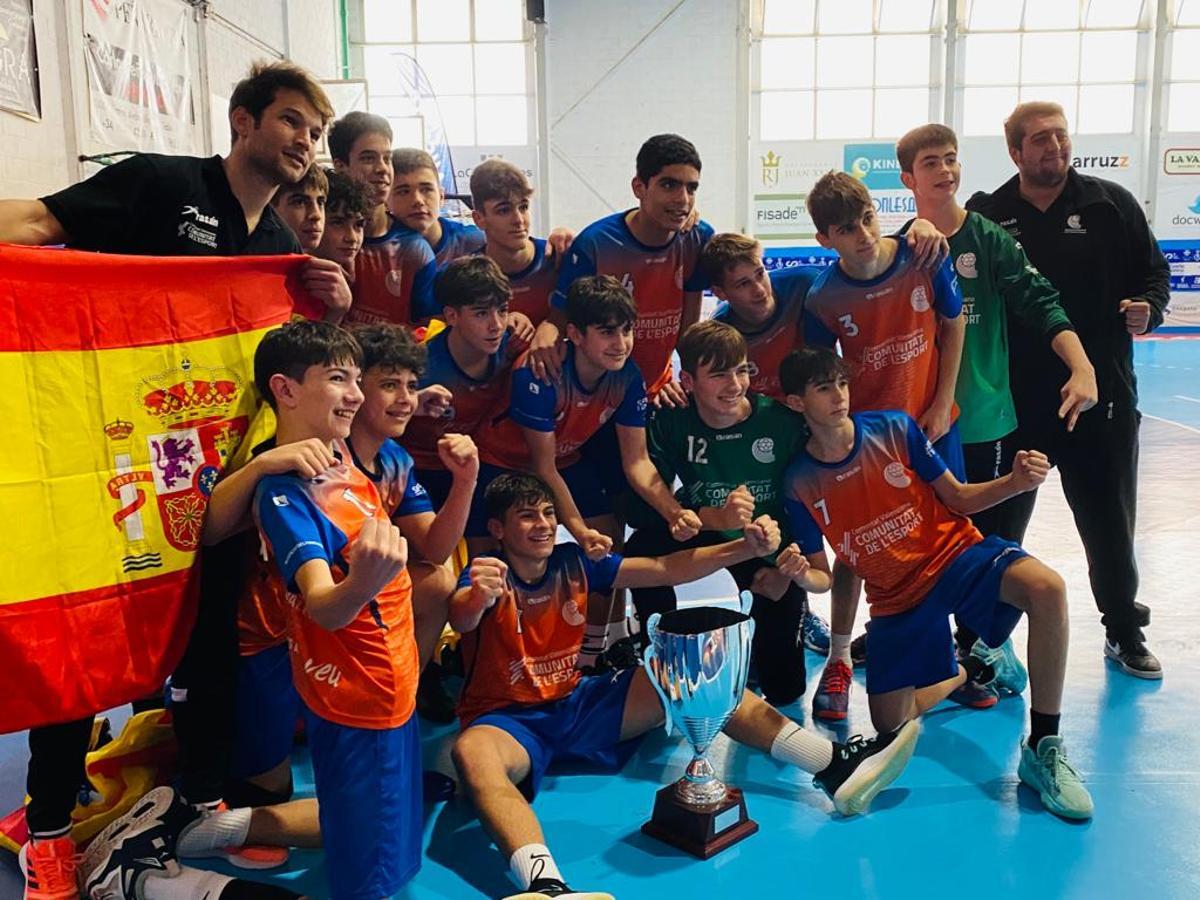 El equipo infantil masculino de la Selección Valenciana celebra el título.