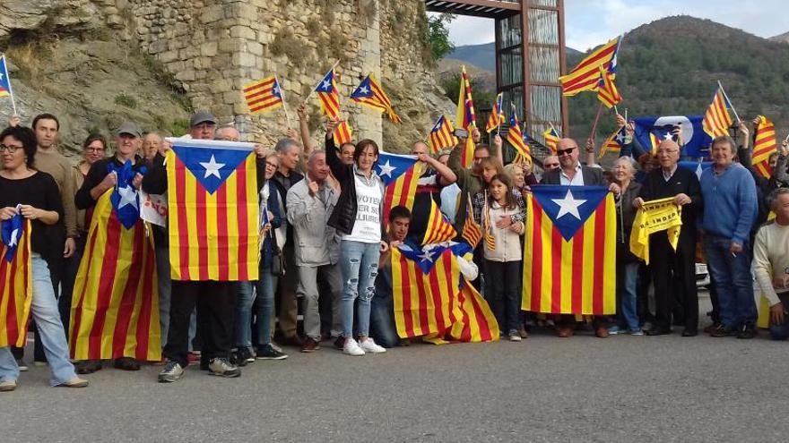 Veïns de Bellver donant suport a l&#039;alcalde Porta.