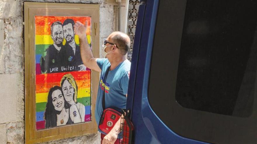 Un cartel del Orgullo con dibujos de Abascal, Casado, Montero y Cayetana.