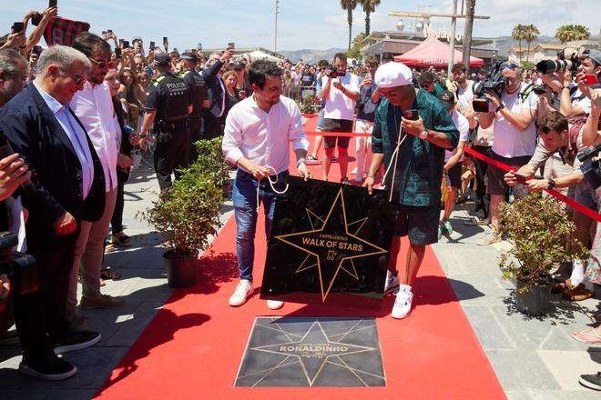 Joan Laporta y Ronaldinho en la inauguración del Paseo de las Estrellas de Castelldefels, en imágenes