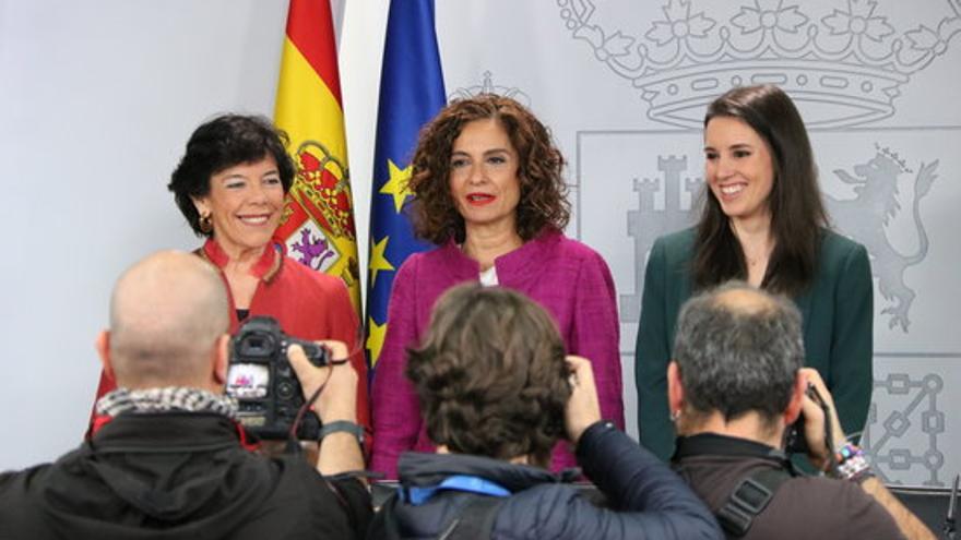 La ministra d&#039;Educació, Isabel Celaá, la portaveu del govern espanyol, María Jesús Montero, i la ministra d&#039;Igualtat, Irene Montero