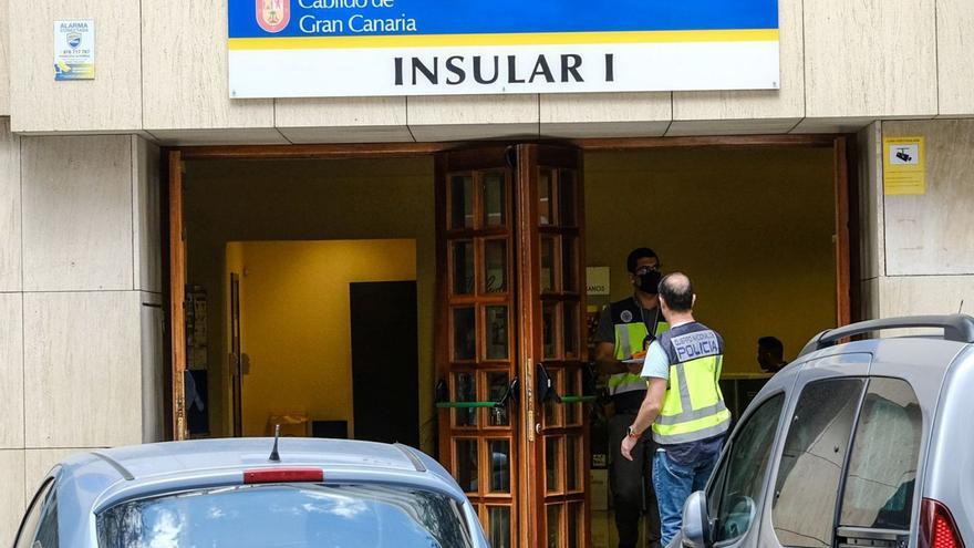 Dos agentes de la UDEF durante el registro en las oficinas del Cabildo el 27 de abril de 2022. | | JOSÉ CARLOS GUERRA