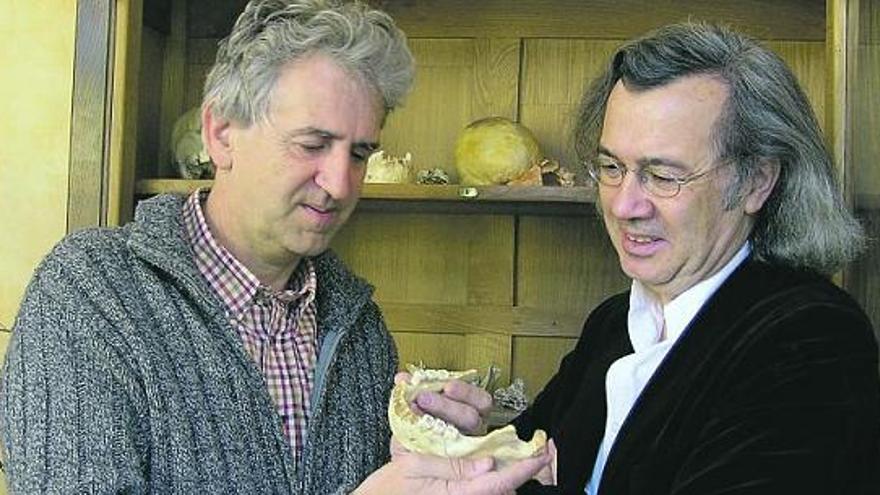 Juan Luis Arsuaga, a la izquierda, junto al autor del artículo, Fernando Beltrán. / mercedes algaba