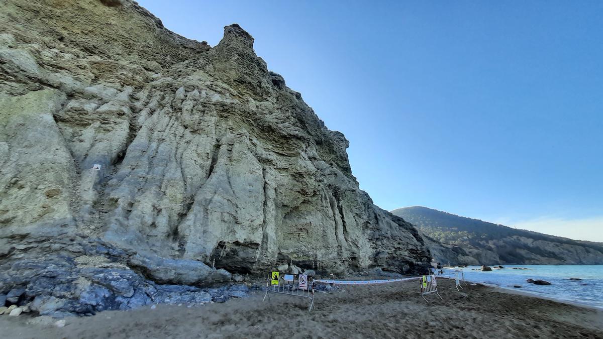 Varias rocas amenazan con caer sobre la arena