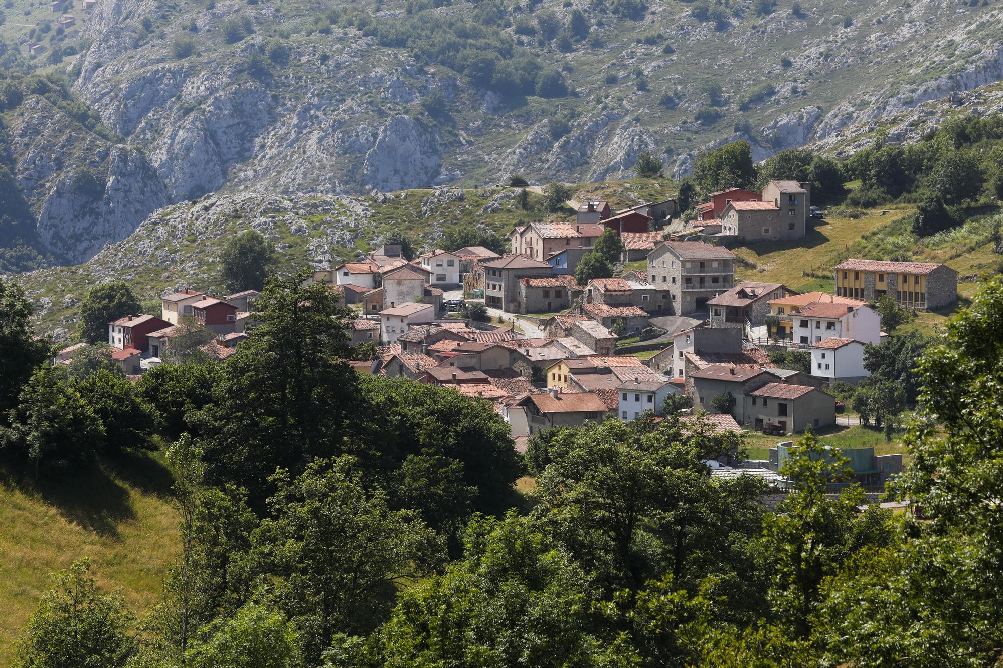 Sotres, un pueblo abrazado por las montañas