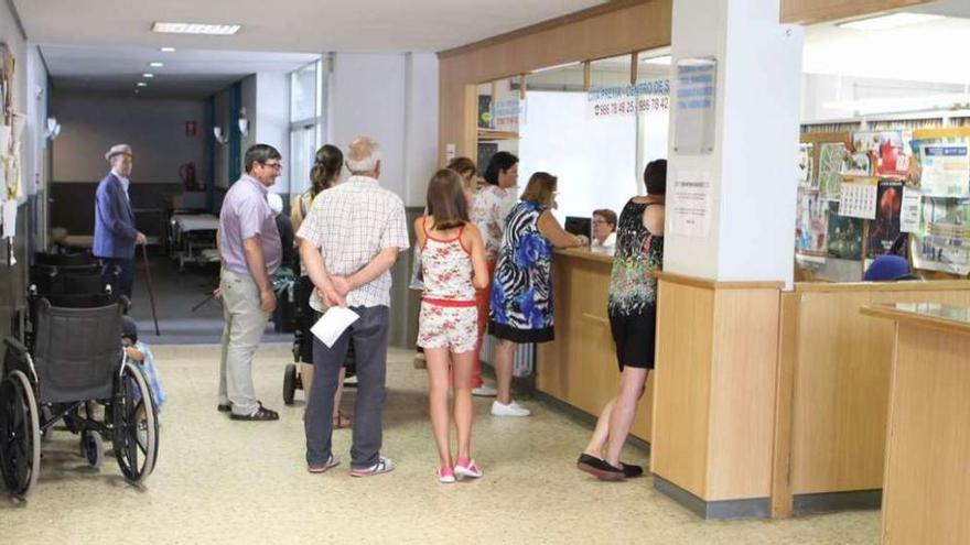 Un grupo de pacientes en la recepción del ambulatorio lalinense. // Bernabé