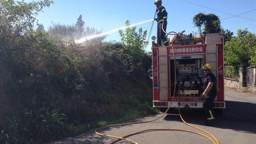 Los Bomberos sofocando el fuego // NOÉ PARGA