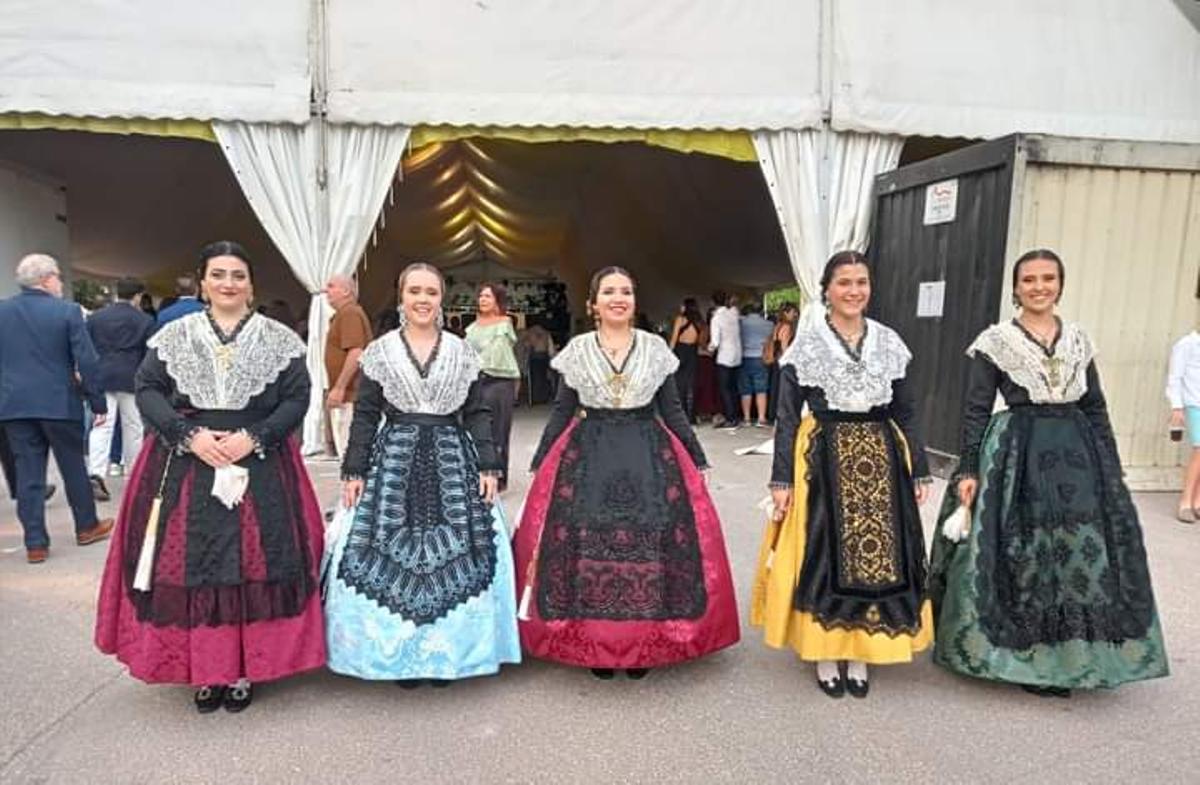 La reina de las fiestas, Ana Faulí, junto a sus damas Damaris Luis, Teresa Castelló, Claudia Pallarés y Paula Gonzalbo.