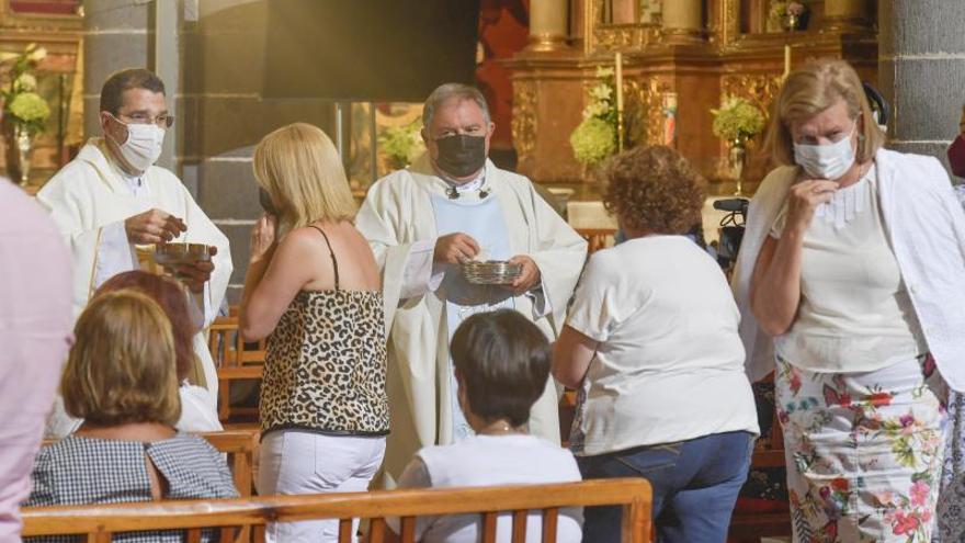 La Virgen del Pino baja del camarín