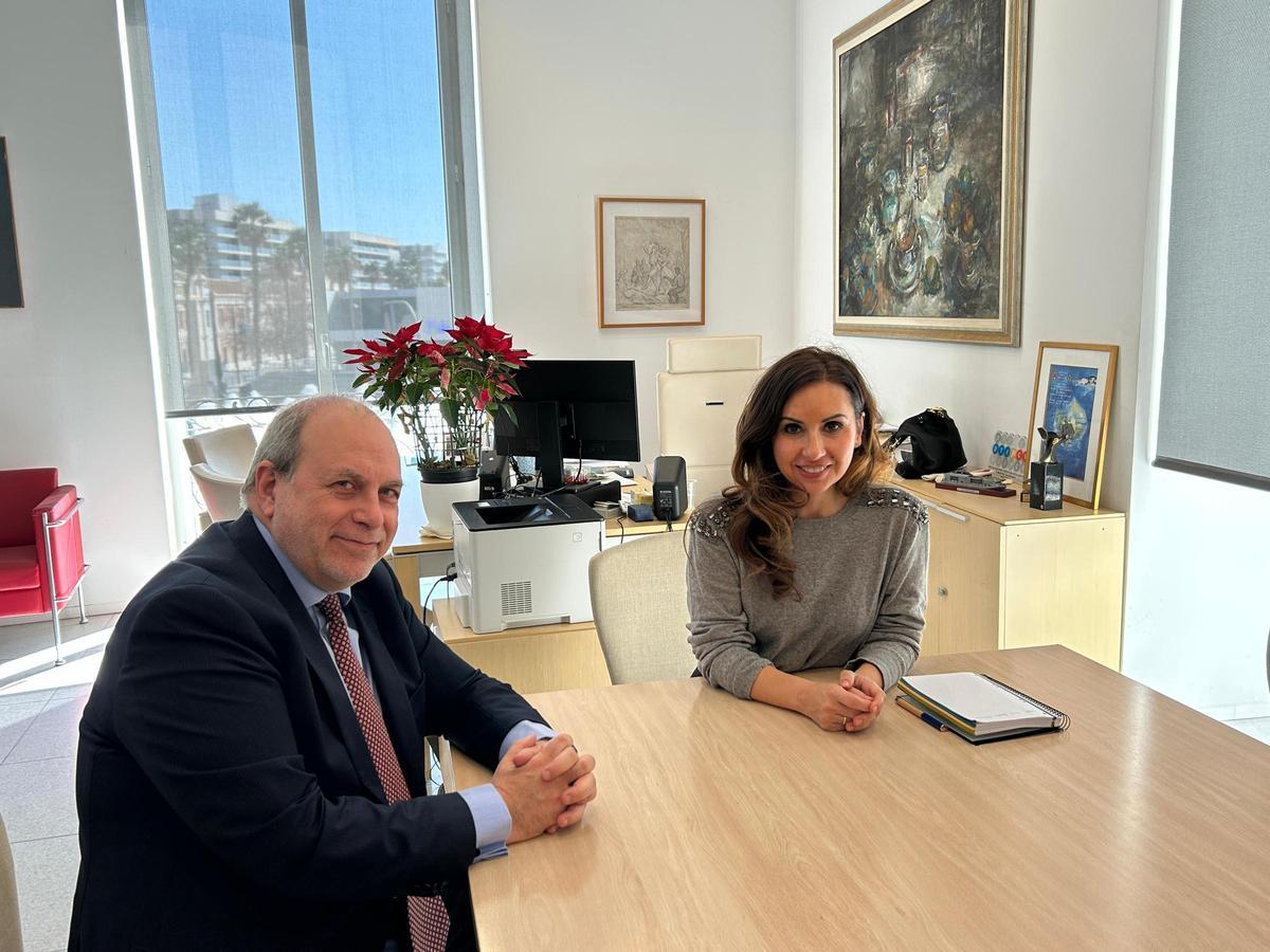 El doctor José Manuel Ramia junto a la concejala Ana Poquet