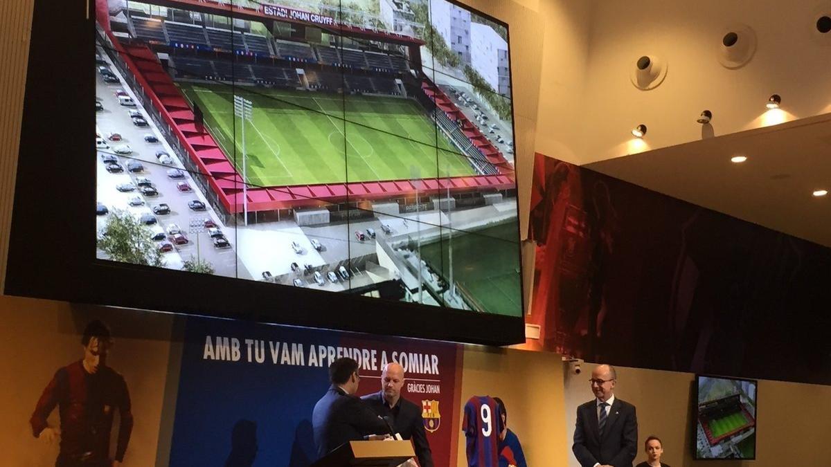 Jordi Cruyff y el presidente del Barça, Josep Maria Bartomeu, en el homenaje a Johan Cruyff