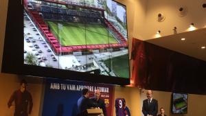 Jordi Cruyff y el presidente del Barça, Josep Maria Bartomeu, en el homenaje a Johan Cruyff.