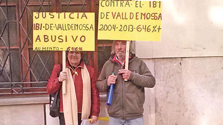Los vecinos de Valldemossa, durante su protesta.