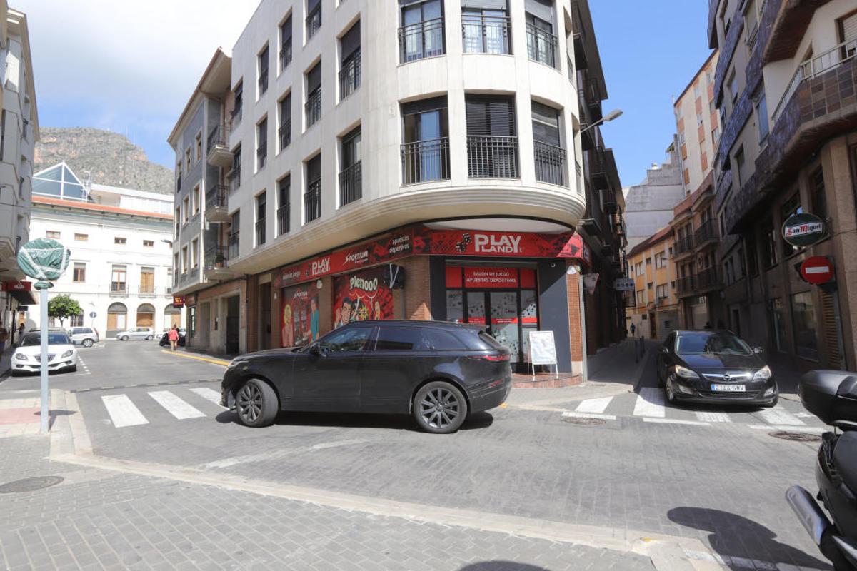 Dos coches acceden a la calle Metge Grau desde Carnisseria, calles que serán peatonalizadas.