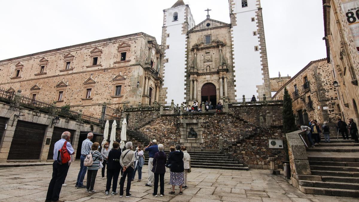 Imagen de turistas en la plaza de San Jorge. Al fondo, el convento jesuita que alberga actualmente la Esad.