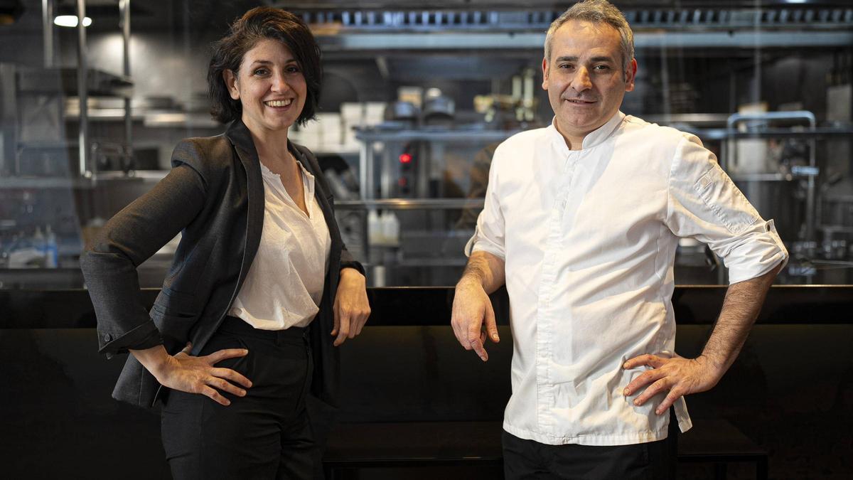 Roser Asensio y Fabio Gambirasi en el restaurante Agreste Mar, en el Hotel Serras.