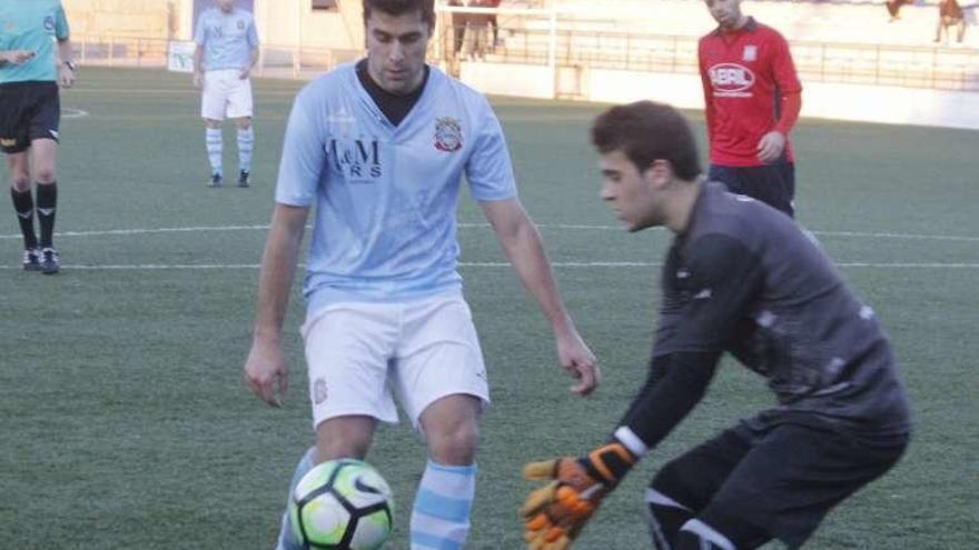 Yoni protege un balón ante la salida de Ángel. // Santos Álvarez