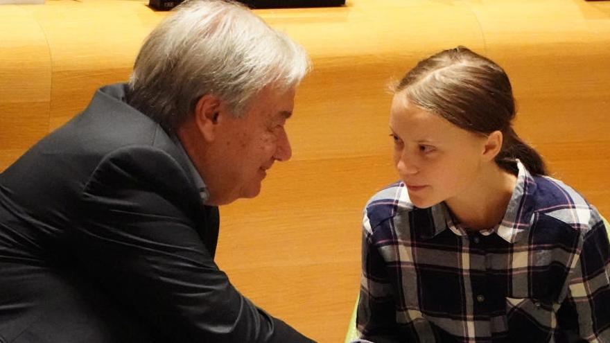 Antonio Guterres saluda a la joven activista Greta Thunberg.