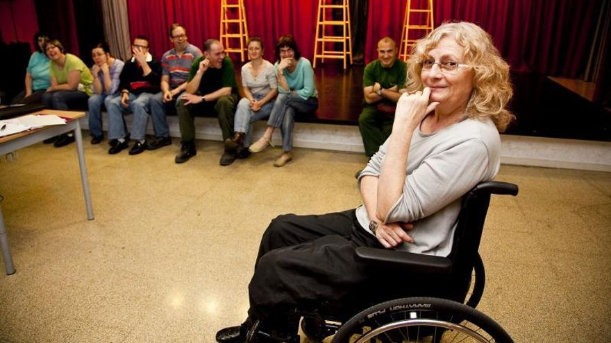 Glòria Rognoni, en 2010, con un grupo de teatro inclusivo