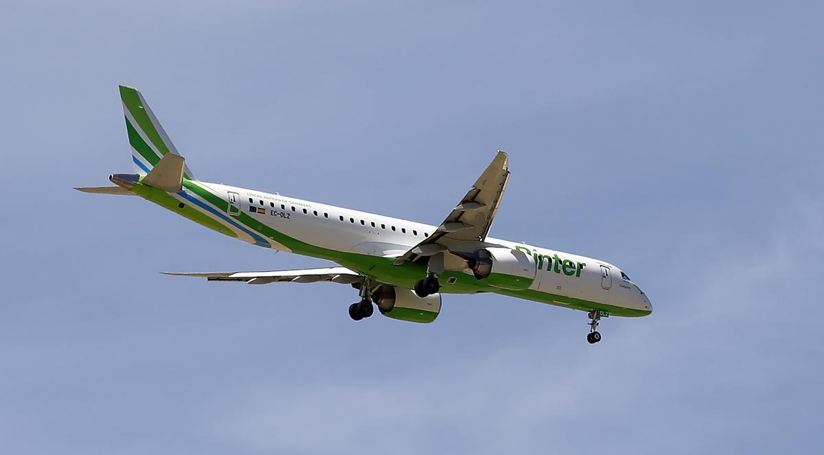 Un avión de la compañía Binter llega al aeropuerto de Zaragoza.