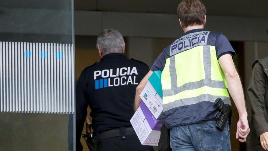 Beamte der Nationalpolizei stellten Akten in der Hauptwache der Policía Local in Palma sicher.