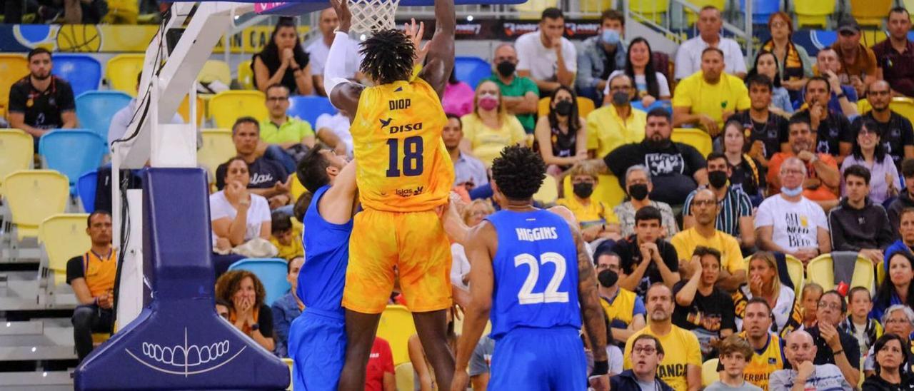 Khalifa Diop se dispone a machacar el aro rival en el encuentro de ‘playoff’ ante el Barça, disputado en el Arena. | | JOSÉ CARLOS GUERRA