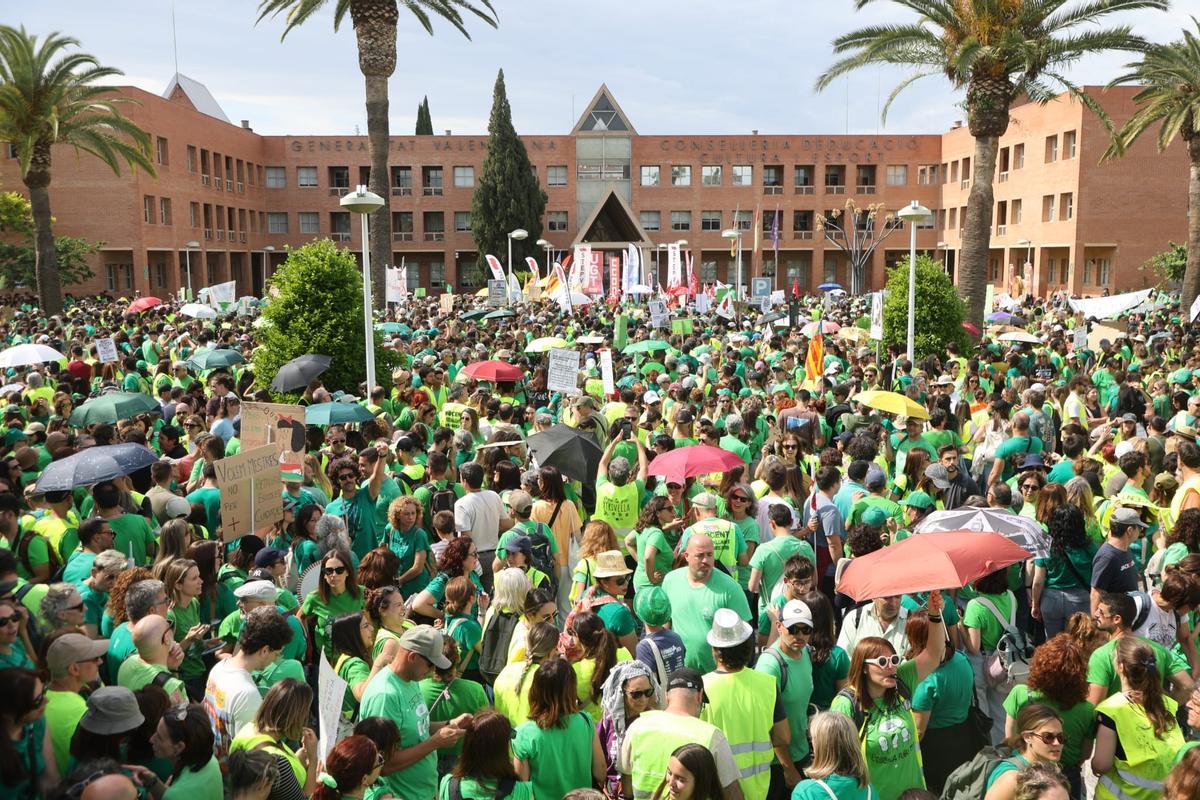 Concentración a las puertas de la Conselleria mientras los sindicatos y la administración negocian
