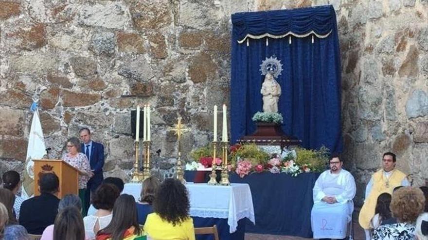 La Hermandad de la Virgen de la Victoria celebra la ofrenda floral el sábado en el castillo