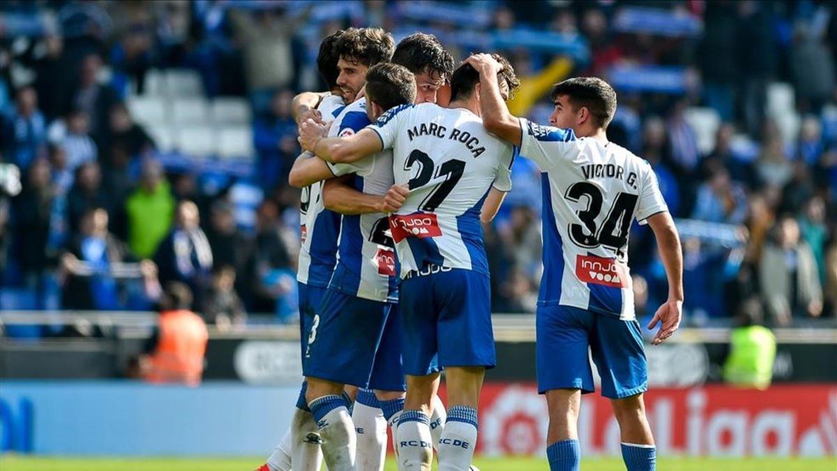 Los jugadores del Espanyol se abrazan ante el Mallorca