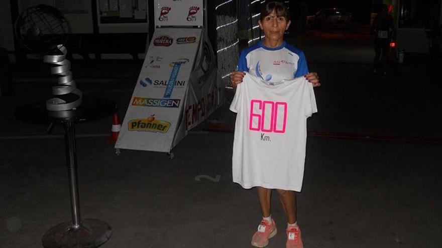 María José Tomaz con la camiseta que recibió tras pasar los 600 kilómetros