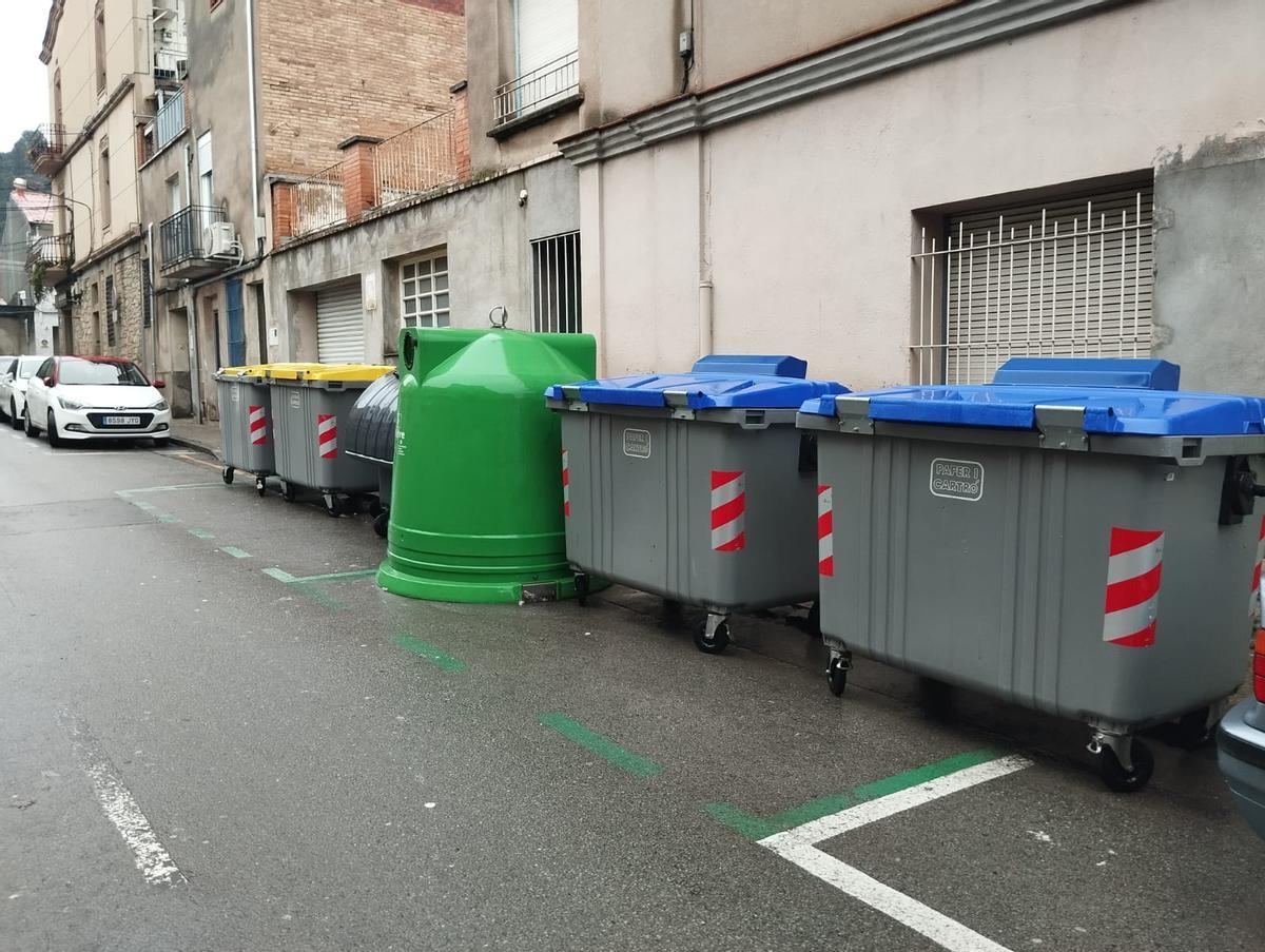 Contenidors oberts al carrer de la Mestra Carme Baldelló de Sant Vicenç de Castellet