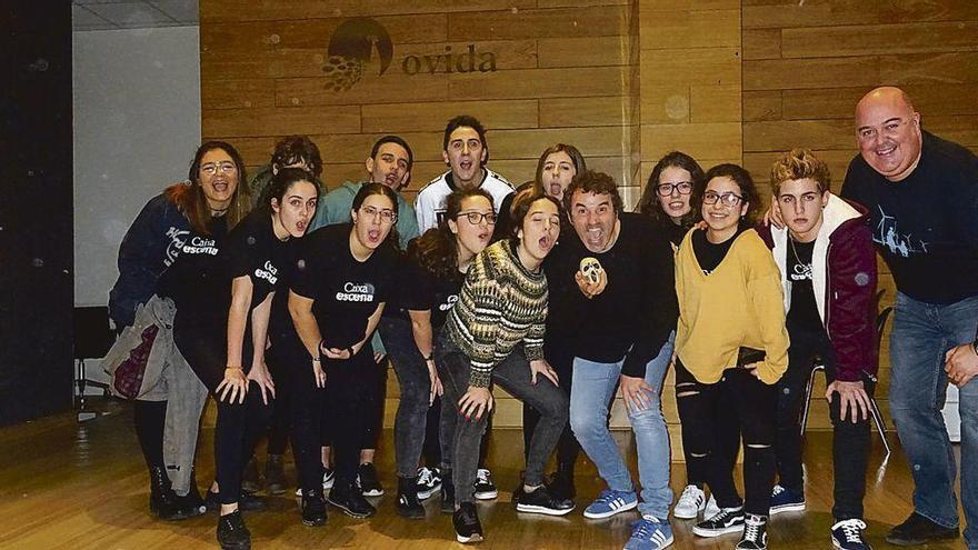 El grupo con el profesor Nacho Matías, en los Encuentros de teatro celebrados en Oviedo.