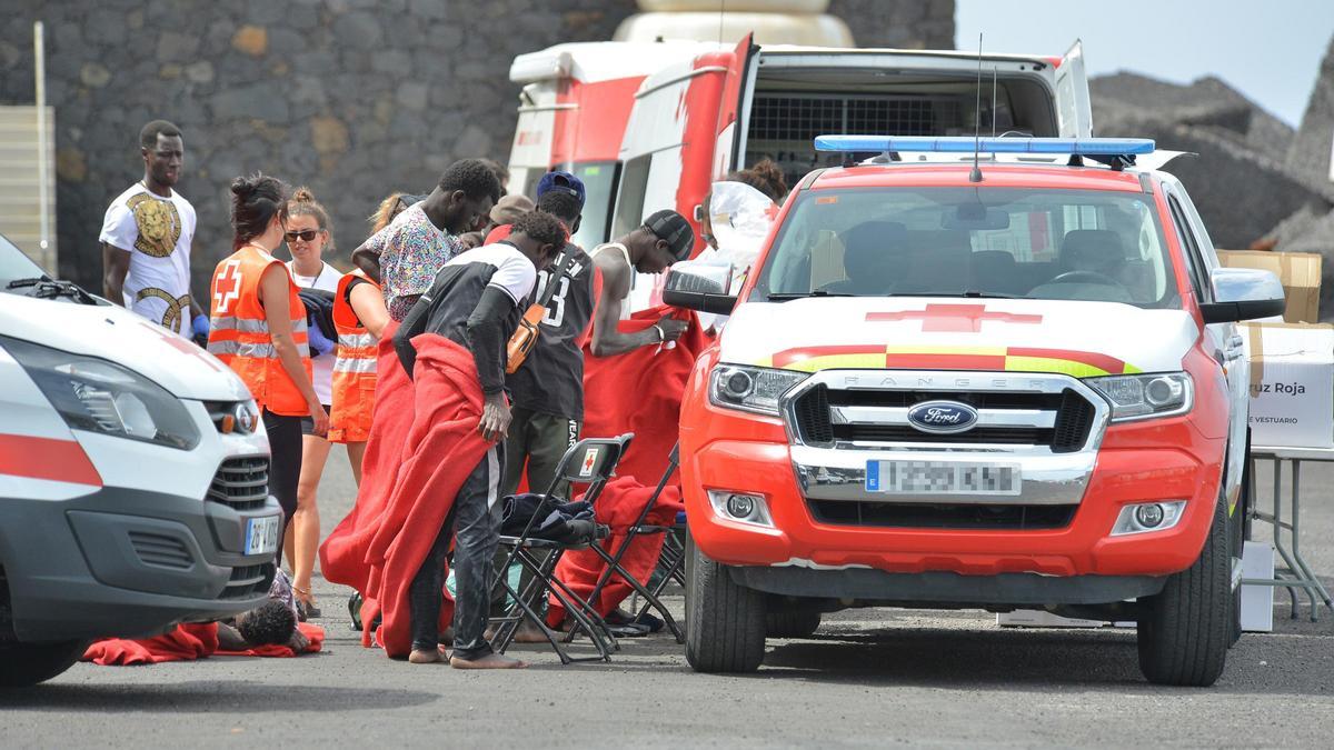 Varias personas son atendidas por los servicios sanitarios, en el muelle de La Restinga, a 4 de octubre de 2023, en El Hierro