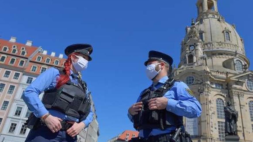 Dos policías alemanes patrullan las calles de Dresden, ayer. // Reuters