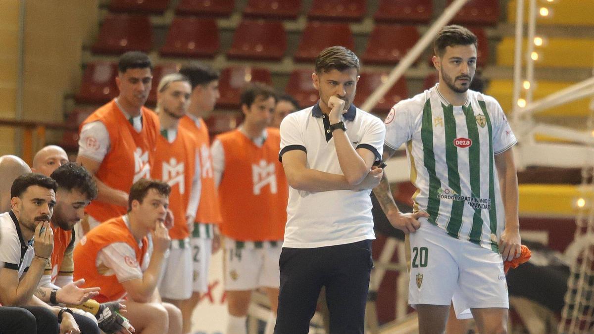 Emanuel Santoro, en el centro, junto al brasileño Andrei, en un partido del Córdoba Futsal.