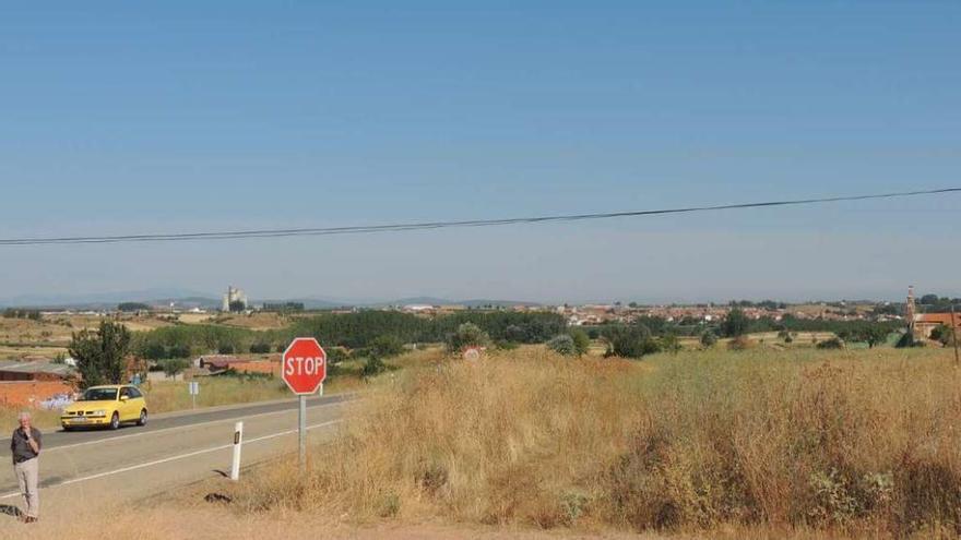 Un vecino observa ayer la campiña y el pueblo de La Torre del Valle.