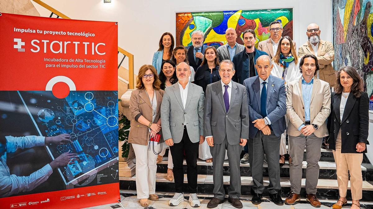 Representantes institucionales y profesionales del sector TIC en la presentación de la primera edición de startTIC.