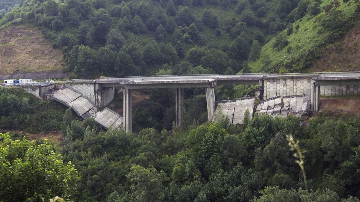 Viaducto de la A-6 que sufrió dos desplomes en solo nueve días. // ELISEO TRIGO