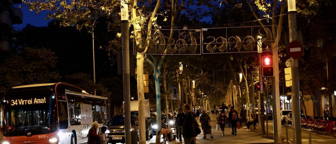 Farolas encendidas en una calle de Barcelona.