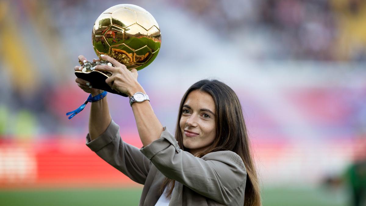 ¡Histórica! Aitana Bonmatí ofrece el Balón de Oro a la afición en el estadio de Montjuic