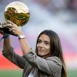 ¡Histórica! Aitana Bonmatí ofrece el Balón de Oro a la afición en el estadio de Montjuic