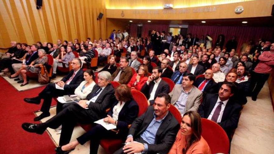 Vista del salón de actos del aula de Cultura de la CAM, repleto de público para escuchar la exposición.