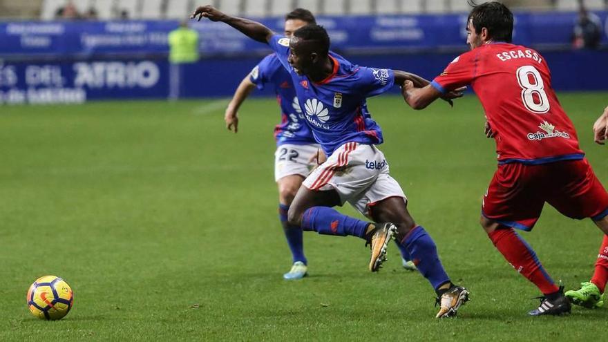 Yeboah se zafa de Escassi, con Rocha al fondo, en el encuentro del sábado ante el Numancia en el Tartiere.