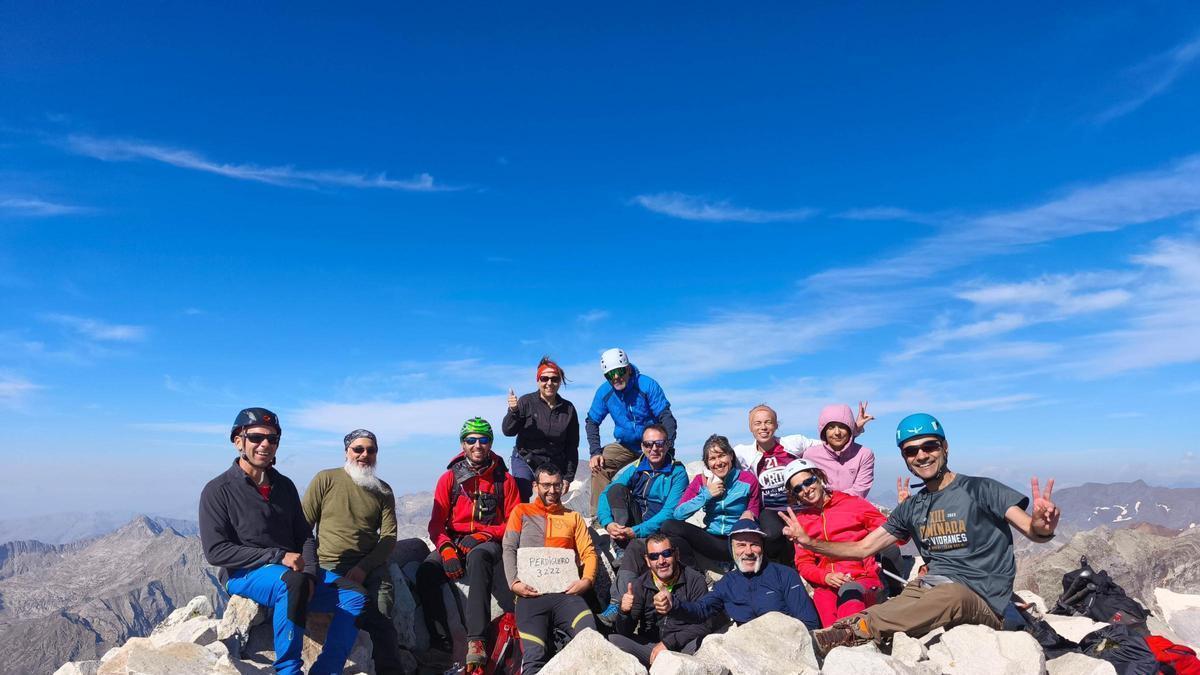 Membres del Centre Excursionista de Navarcles al cim del Perdiguero
