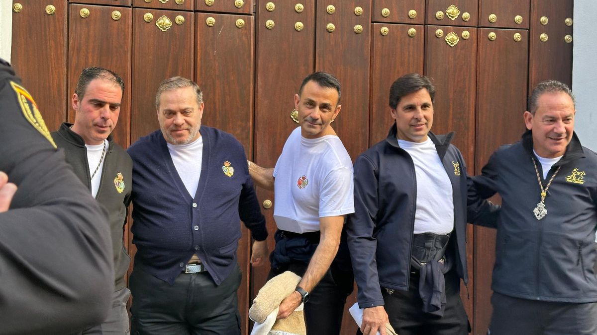 Francisco Ribera posa en la entrada de la capilla minutos antes de salir de costalero.