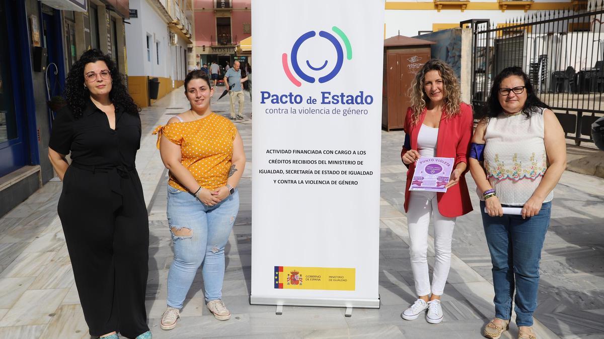 Pilar Fernández, presidenta de FOM Lorca, y Mari Huertas García, edil de festejos, junto a técnicas de la federación durante el acto de presentación de la campaña.