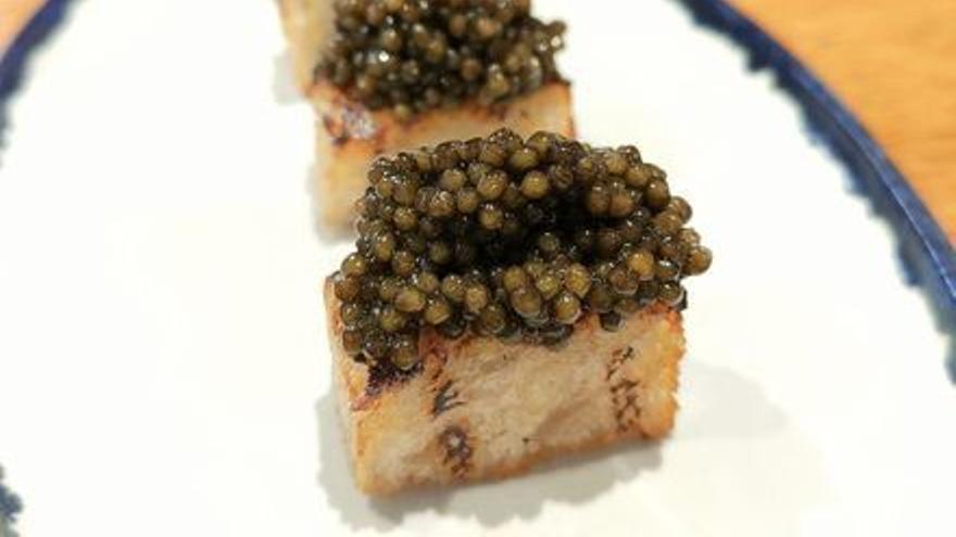 El &#039;brioche&#039; con caviar del restaurante Estimar.