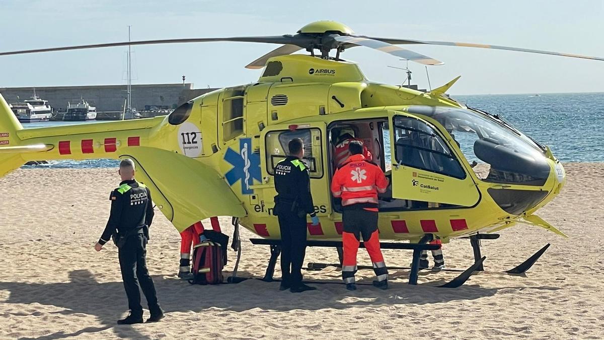 Les fotos del rescat d'una banyista a Blanes en ser arrossegada per una onada